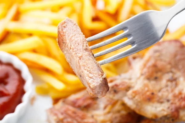 Gebratenes Steak auf einer Gabel — Stockfoto