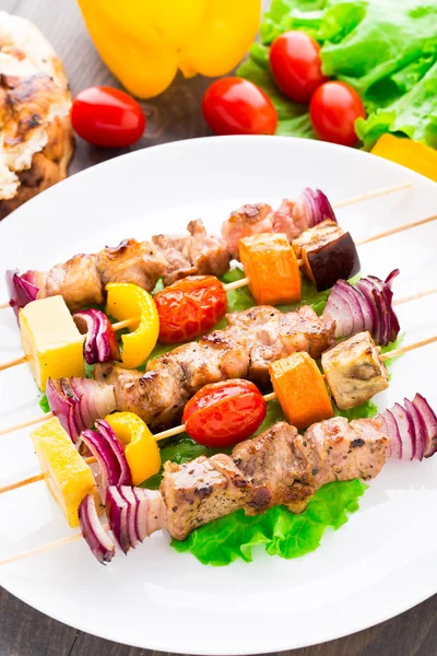 Carne de porco grelhada e kebabs vegetais — Fotografia de Stock