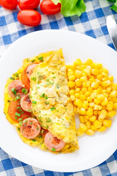 Omelete com salsicha, tomate e ervas — Fotografia de Stock