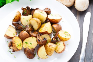 kavrulmuş patates ve mantar