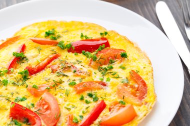 kırmızı biber, domates ve otlar ile omlet