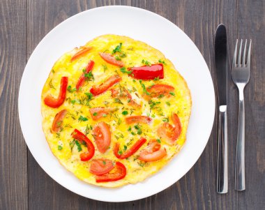 kırmızı biber, domates ve otlar ile omlet