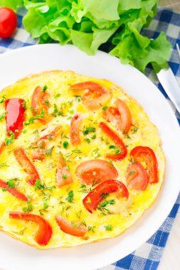 kırmızı biber, domates ve otlar ile omlet