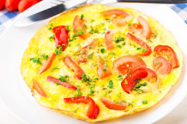 kırmızı biber, domates ve otlar ile omlet