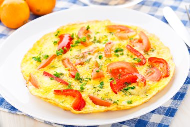kırmızı biber, domates ve otlar ile omlet