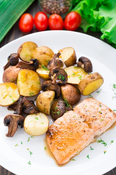 Salmão assado com batatas e cogumelos — Fotografia de Stock