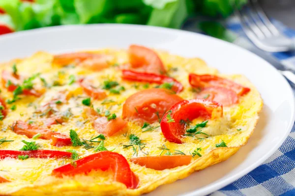 Kırmızı biber, domates ve otlar ile omlet — Stok fotoğraf