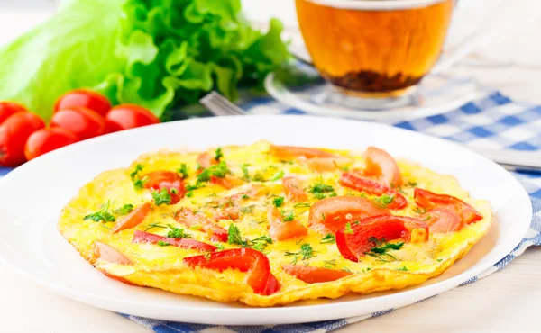 Omelett mit Paprika, Tomaten und Kräutern — Stockfoto