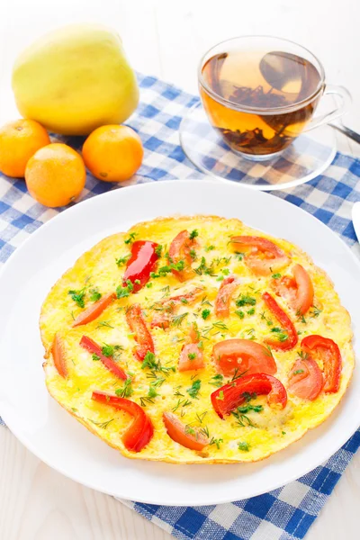 Omelet with paprika, tomato and herbs — Stock Photo, Image