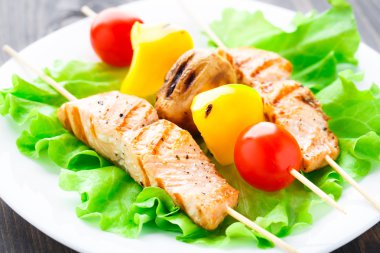 ızgara somon ve meyve şişleri