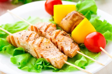 ızgara somon ve meyve şişleri