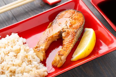 pirinç kızarmış som balığı