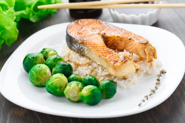 Salmón frito con brotes de arroz y Bruselas —  Fotos de Stock