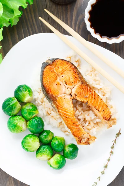 Fried salmon with rice and brussels sprouts — Stock Photo, Image