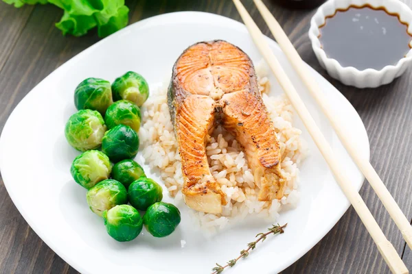 Fried salmon with rice and brussels sprouts — Stock Photo, Image