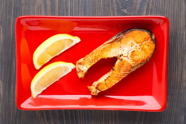 Salmón frito con limón —  Fotos de Stock