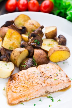 patates ve mantar ile kızarmış som balığı