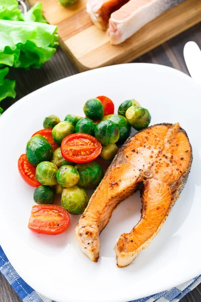 Salmón con coles de Bruselas asadas y tomate —  Fotos de Stock