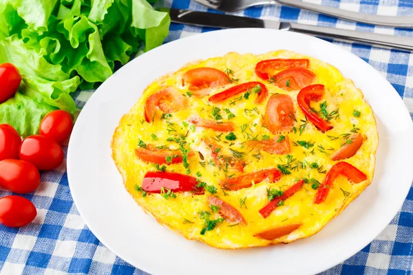 Omelet con paprika, pomodoro ed erbe aromatiche — Foto Stock