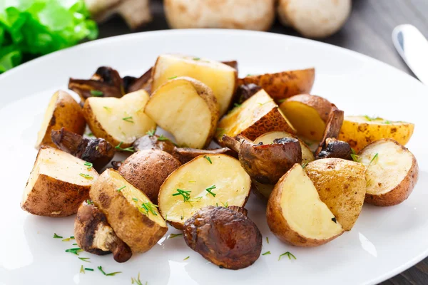 Batata assada e cogumelos — Fotografia de Stock
