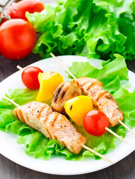 Grilled salmon and vegetable skewers — Stock Photo, Image