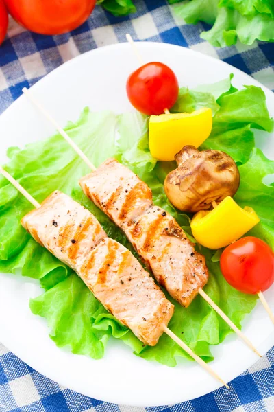 Grilled salmon and vegetable skewers — Stock Photo, Image