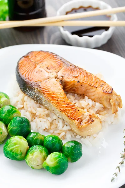 Salmón frito con brotes de arroz y Bruselas —  Fotos de Stock