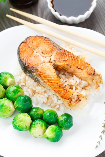 Salmón frito con brotes de arroz y Bruselas —  Fotos de Stock