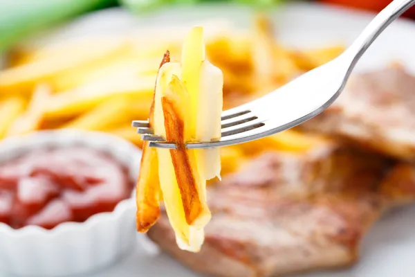 Pommes frites på en gaffel — Stockfoto