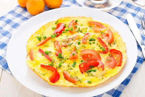 Kırmızı biber, domates ve otlar ile omlet — Stok fotoğraf