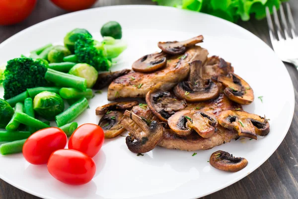 Bife grelhado com cogumelos e legumes — Fotografia de Stock