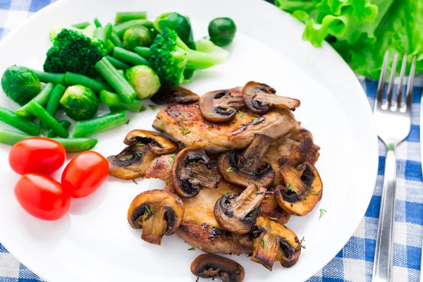 Bife grelhado com cogumelos e legumes — Fotografia de Stock