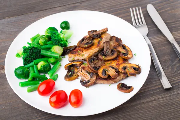 Grilovaný steak s houbami a zeleninou — Stock fotografie