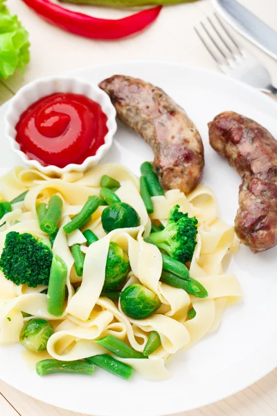 Fettuccine mit Gemüse und Bratwürsten — Stockfoto