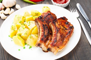 Kızarmış domuz loin patates ile