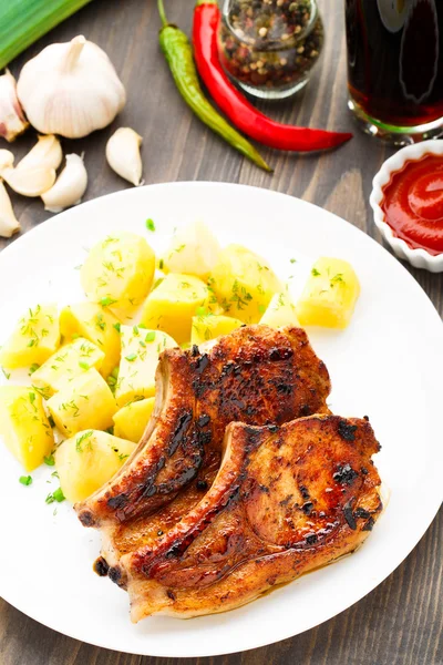 Gebratene Schweinelende mit Kartoffeln — Stockfoto