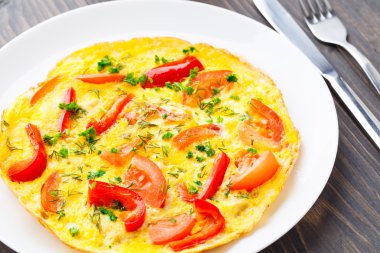 kırmızı biber, domates ve otlar ile omlet