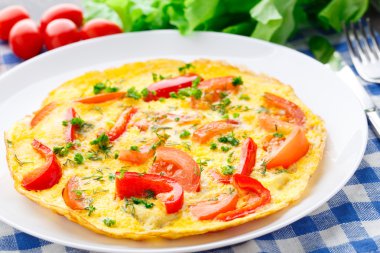 kırmızı biber, domates ve otlar ile omlet