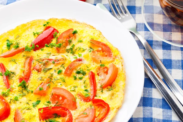 Omelet with paprika, tomato and herbs — Stock Photo, Image