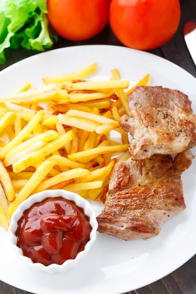 Gefrituurde biefstuk met Franse frietjes — Stockfoto