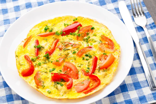 Omelet con paprika, pomodoro ed erbe aromatiche — Foto Stock