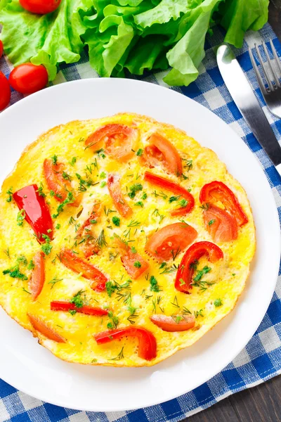 Omelet with paprika, tomato and herbs — Stock Photo, Image