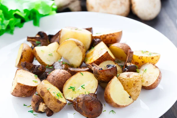 烤的土豆和蘑菇 — 图库照片