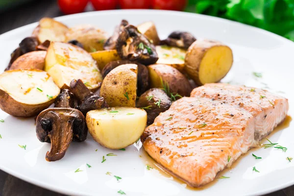 Roasted salmon with potatoes and mushrooms — Stock Photo, Image