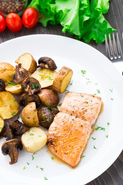 Saumon rôti aux pommes de terre et champignons — Photo