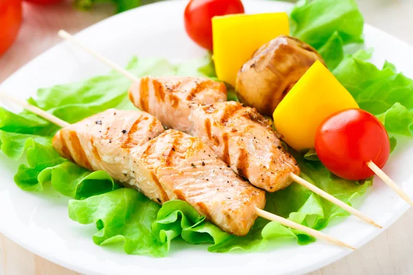 Brochetas de salmón y verduras a la parrilla —  Fotos de Stock