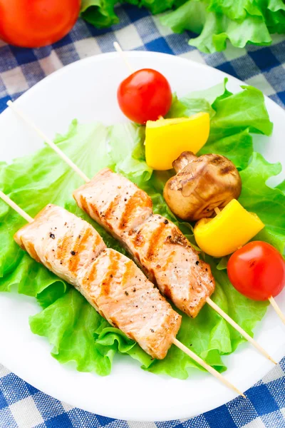 Gegrilde zalm en plantaardige spiesjes — Stockfoto