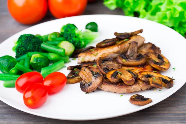 Filete a la parrilla con champiñones y verduras —  Fotos de Stock