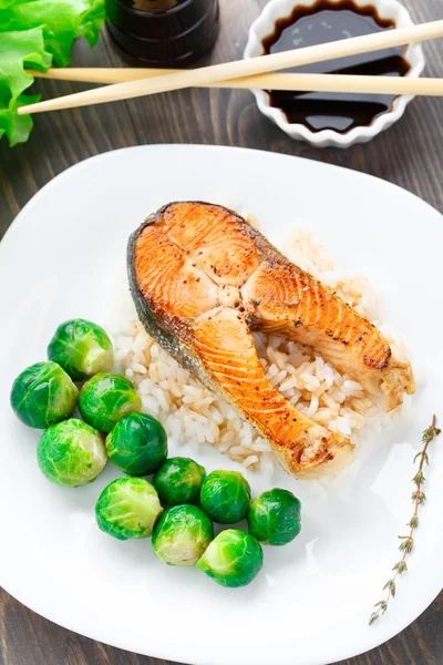 Salmón frito con brotes de arroz y Bruselas —  Fotos de Stock