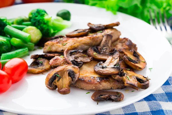 Gegrilde biefstuk met champignons en groenten — Stockfoto